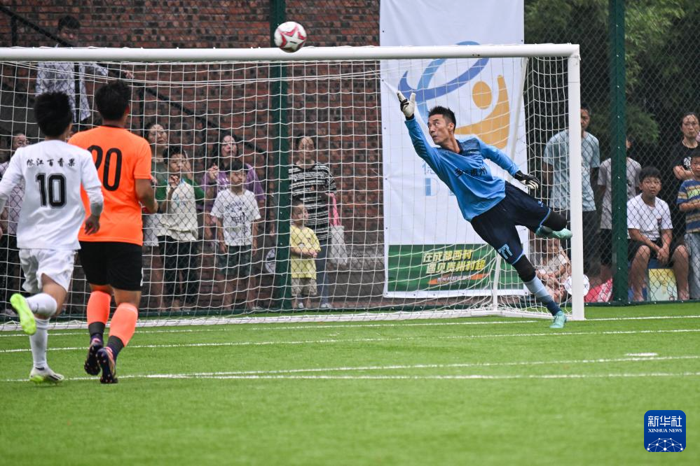  亚眠门将多次神扑救主险平实力强劲对手  